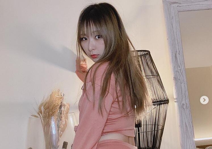 大屌男友一心二用一边打游戏一边操b 高颜值极品微胖女友上来自己动 最后直接颜 射 简直太爽了